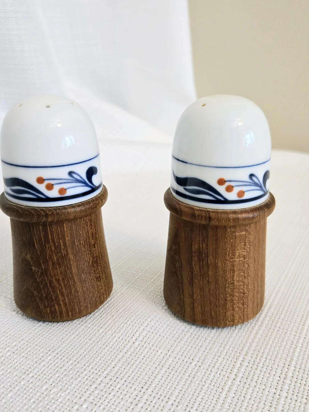 Vtg Dansk Salt & Pepper Shaker Set Blue White Teak Wood Scroll Floral 4
